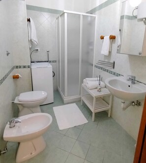 Dusche, Haartrockner, Bidet, Handtücher