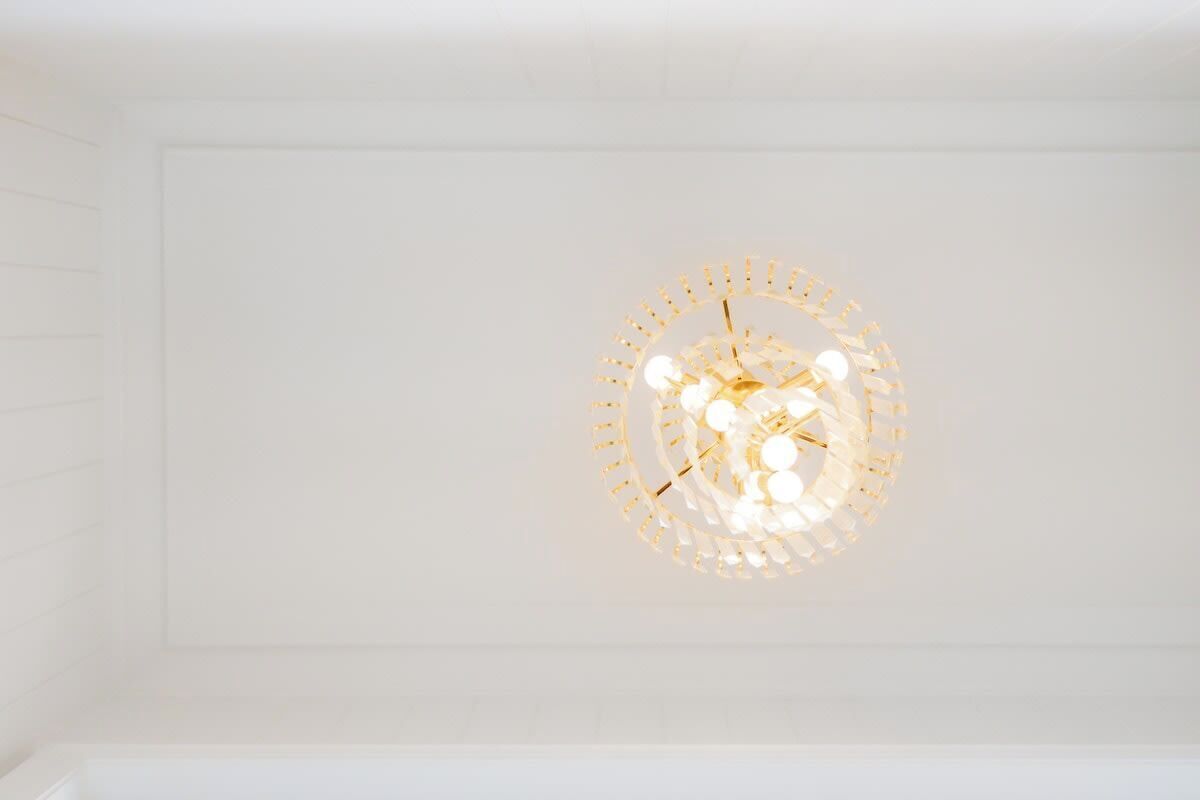 Un lustre moderne au design circulaire, doté de plusieurs sources de lumière.