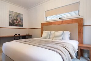 3 bedrooms, desk, WiFi, bed sheets