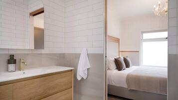 3 bedrooms, desk, WiFi, bed sheets