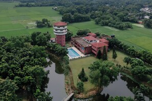 Vista frontal de la propiedad