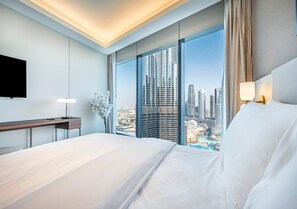 2 makuuhuonetta, tallelokero huoneessa, työpöytä, silitysrauta/-lauta