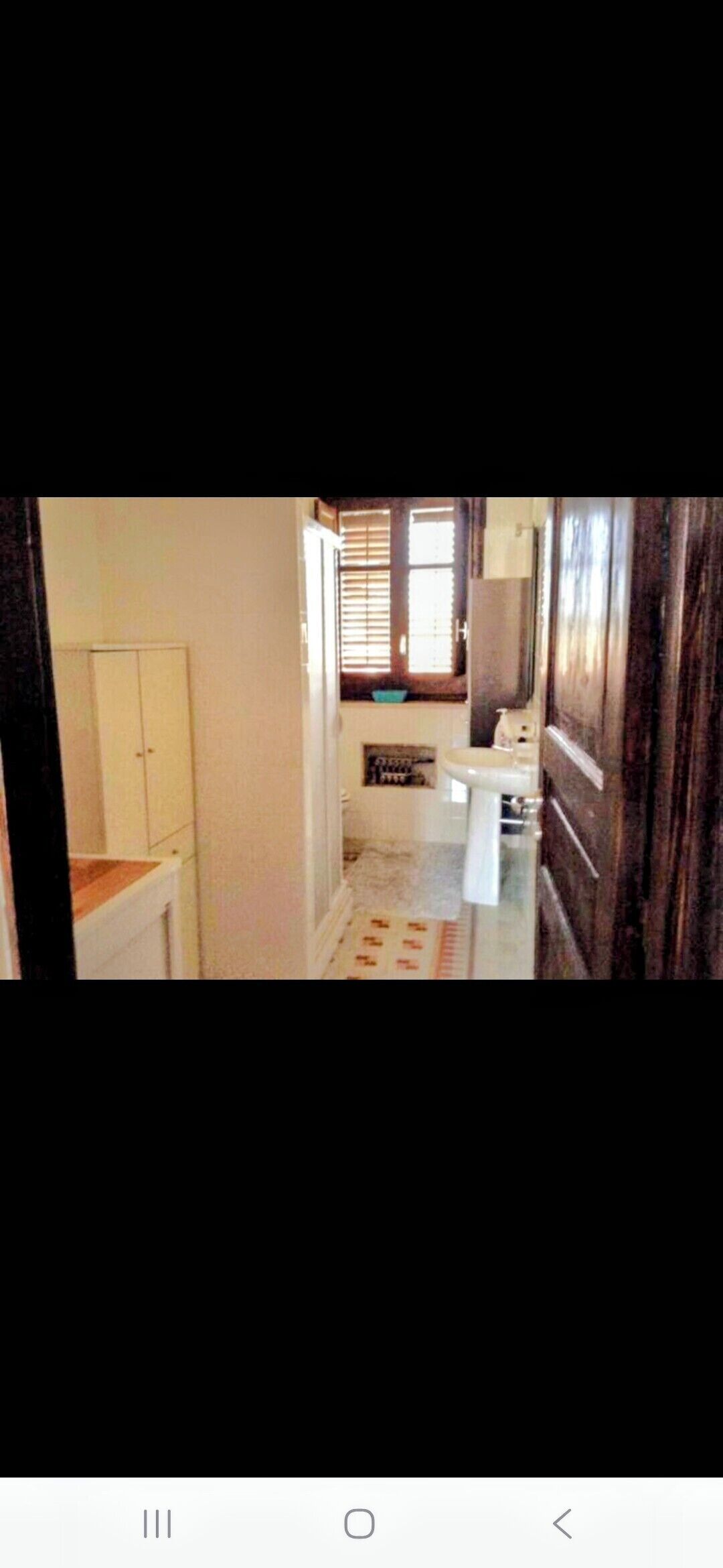 Douche, sèche-cheveux, bidet, serviettes fournies