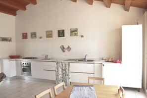 Réfrigérateur, four, plaque de cuisson, cafetière/bouilloire