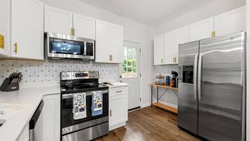 Frigorifero, microonde, forno, piano cottura