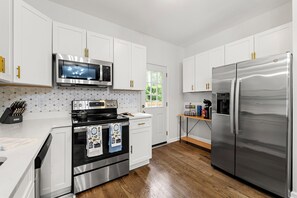 Een koelkast, een magnetron, een oven, een kookplaat