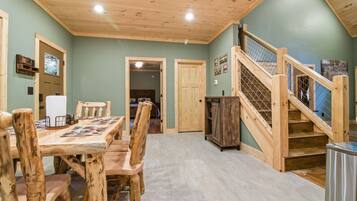 Signature-Haus, 3 Schlafzimmer, Whirlpool, Bergseite | Essbereich im Zimmer