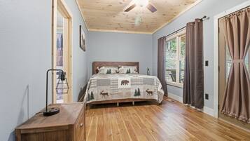 Signature-Haus, 3 Schlafzimmer, Whirlpool, Bergseite | Individuell dekoriert, individuell eingerichtet, Bügeleisen/Bügelbrett