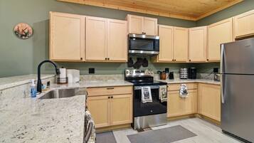 Signature-talo, 3 makuuhuonetta, poreamme, vuorten lähellä | Yksityinen keittiö | Jääkaappi, mikroaaltouuni, uuni, liesi