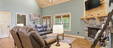 Casa Prestigio, 3 habitaciones, hidromasaje, junto a la montaña | Sala de estar | Smart TV de 50 pulgadas con canales digitales y chimenea