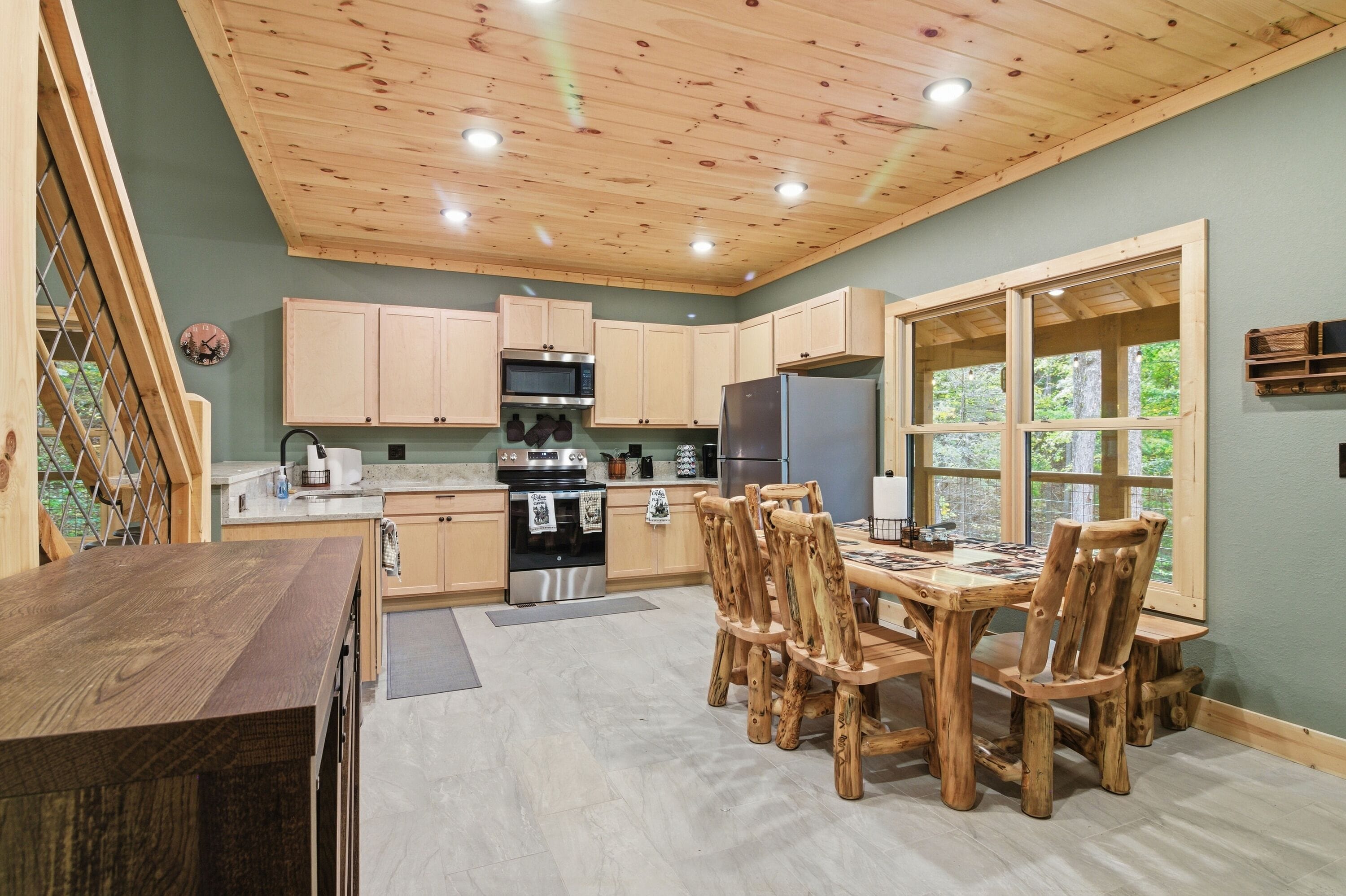 Signature House, 3 Bedrooms, Hot Tub, Mountainside | In-room dining