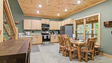 Signature-talo, 3 makuuhuonetta, poreamme, vuorten lähellä | Ruokailu omassa huoneessa