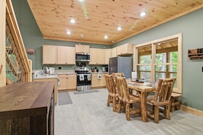 Casa destacada, 3 dormitoris, banyera d'hidromassatge, al costat de la muntanya | Zona de menjador de l'habitació