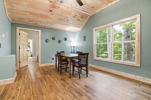 Casa Signature, 3 habitaciones, bañera de hidromasaje, junto a la montaña | Servicio de comidas en la habitación