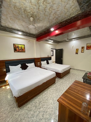 Family Room | Desk, laptop workspace, free WiFi