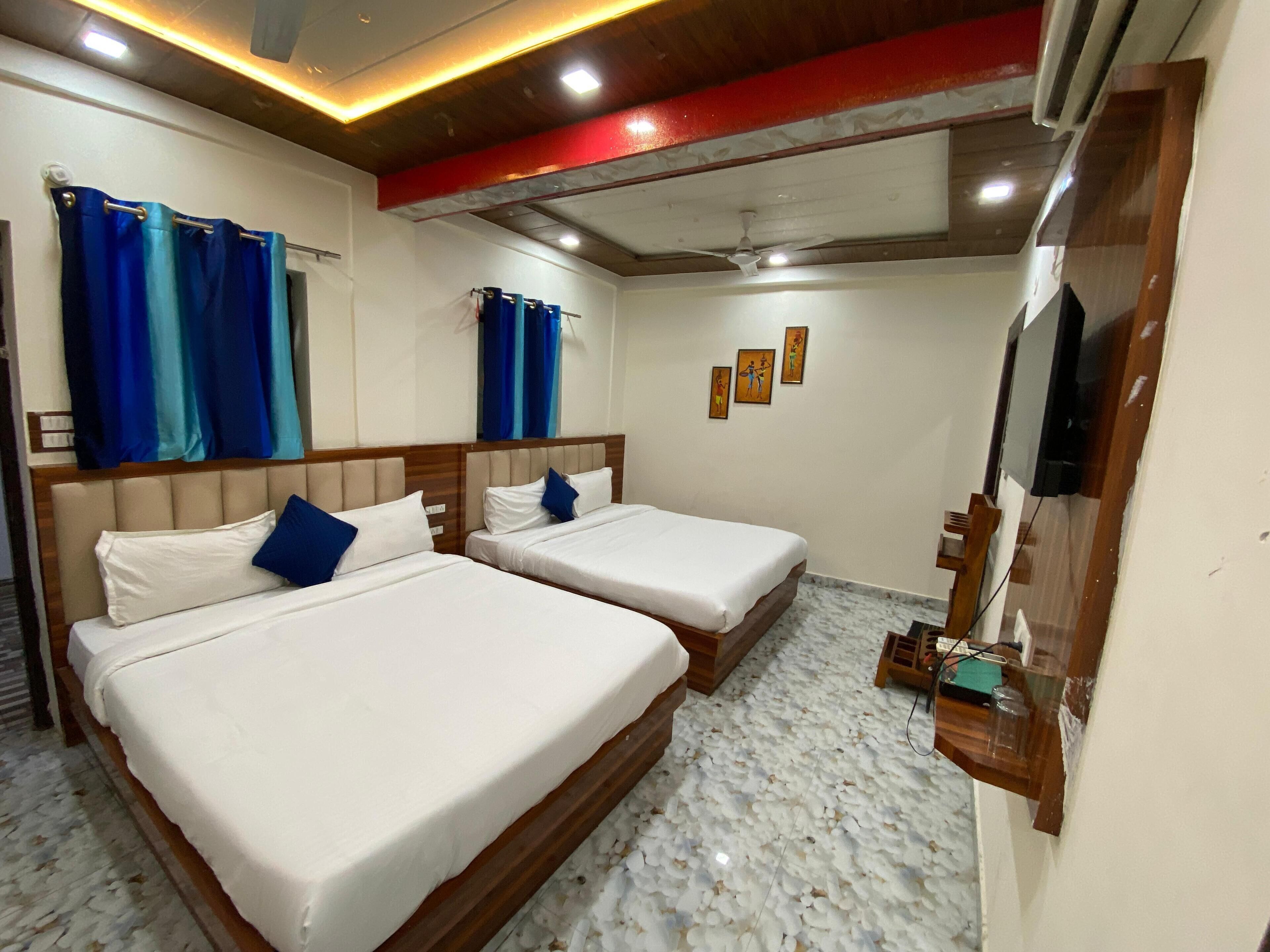 Family Room | Desk, laptop workspace, free WiFi