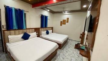 Family Room | Desk, laptop workspace, free WiFi