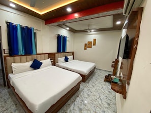 Family Room | Desk, laptop workspace, free WiFi