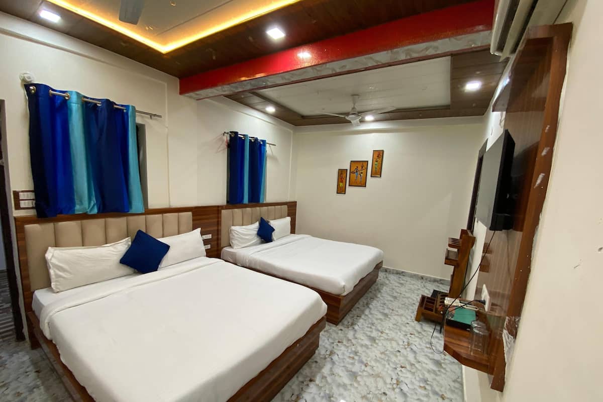 Family Room | Desk, laptop workspace, free WiFi