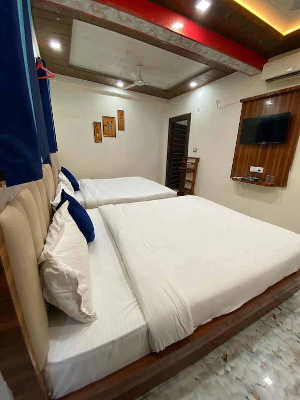 Family Room | Desk, laptop workspace, free WiFi