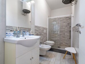 Bathroom - Nice apartment for 3 people with WIFI, A/C, TV and patio (Valledoria)