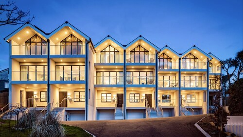 2 The Strand - sleeps 8 guests  in 4 bedrooms and hot tub