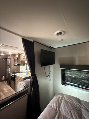 2 عدّة غرف نوم وواي فاي وملاءات أسرّة