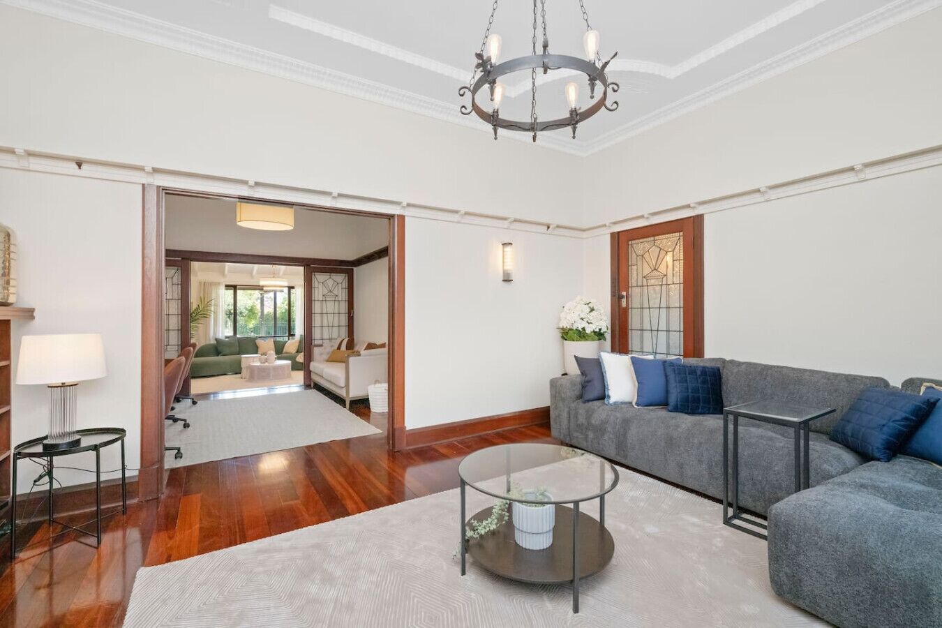 Een televisie en een open haard