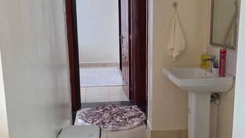 Regadera, toallas, jabón, papel de baño