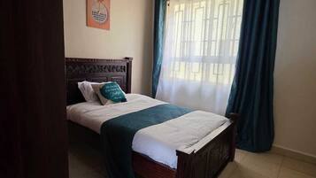 Tabla de planchar con plancha, internet y ropa de cama