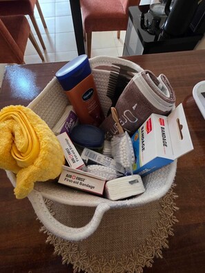 Regadera, toallas, jabón, papel de baño