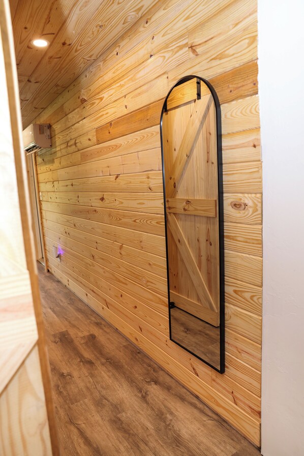 Un interior de madera con una puerta de madera y un marco negro.