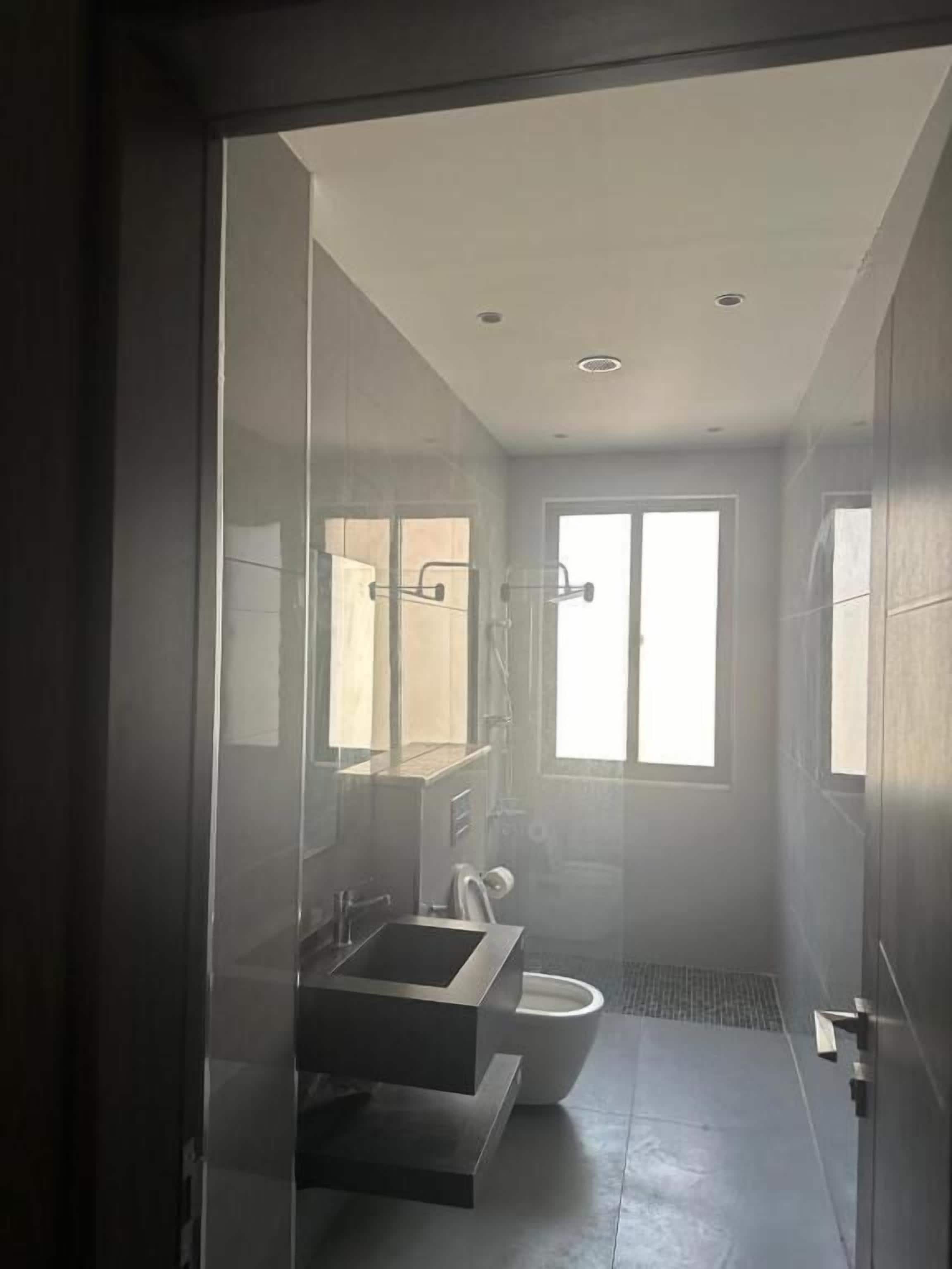 シャワー、バスアメニティ (無料)、スリッパ、タオル