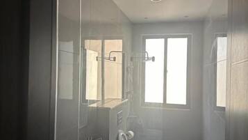 Ducha, artículos de higiene personal gratuitos, zapatillas y toallas