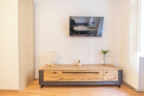 Apartamento básico | Espacio para trabajar con un portátil y tabla de planchar con plancha