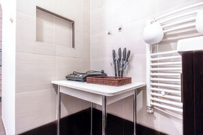 Eenvoudig appartement | Privékeuken | Een koelkast, een microgolfoven, een oven, een kookplaat