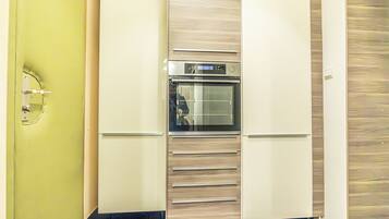Apartamento básico | Cocina privada | Frigorífico, microondas, horno y placa de cocina