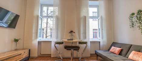 Apartemen Basic | Ruang kerja ramah laptop, setrika/meja setrika, dan Wi-Fi gratis