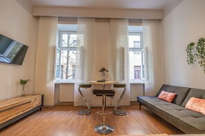 Apartamento básico | Espacio para trabajar con un portátil y tabla de planchar con plancha