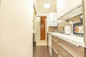 Apartamento básico | Cocina privada | Frigorífico, microondas, horno y placa de cocina