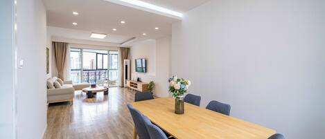 Superior-íbúð - 4 svefnherbergi - borgarsýn | Stofa | Snjallsjónvarp