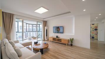 スーペリア アパートメント 4 ベッドルーム シティビュー | リビングルーム | スマートテレビ