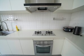 Superior Apartment, 4 Bedrooms, City View | Private kitchen