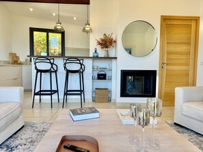 TV, fireplace, ping pong