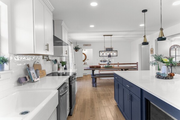 ثلاجة، ميكروويف، فرن، موقد طهي مسطح