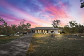 Exterior - 4 acre private Pool Modern Estate! Near Hoover Met (Bessemer)