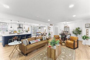 Smart TV, chimenea, videojuegos y futbolito 