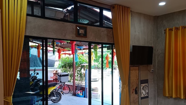 Unclassified image, 1 of 19, button - Baan Phak Phu皮富的家 moshe house (Tambon Nong Phueng)