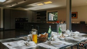 Une cuisine moderne avec un coin repas aménagé pour le petit-déjeuner.
