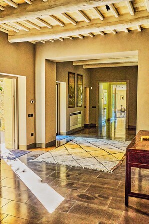 المنشأة من الداخل